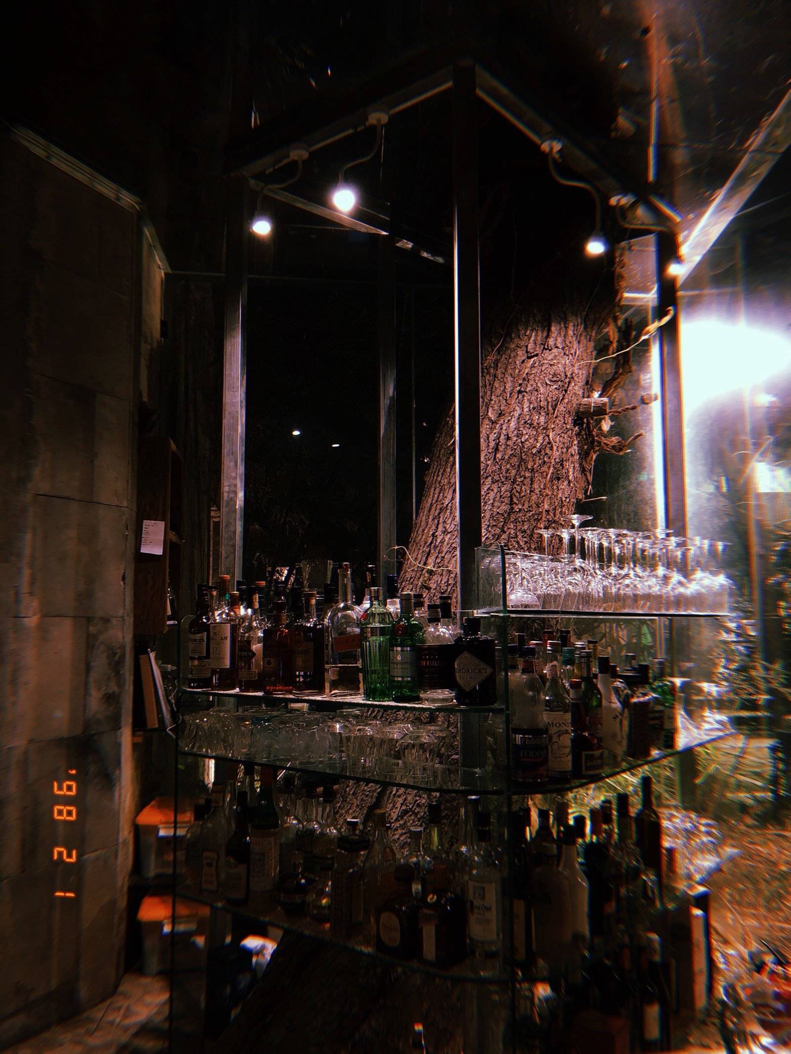 这一锅台湾火锅/ 位于成都南路上,两个大大的红灯笼挂在门口的就是了。服务员都是台湾口音,服务态度无功无过;锅底选了鸳鸯锅,辣锅非常不辣,很适合不爱吃辣的食客;国内自带的鸭血和豆腐很入味,并且可以免费续。菜品点了雪花牛肉(入口即化、千层肚(非常老)、蔬菜拼盘(新鲜)、卤味拼盘(超鲜超嫩)、椒麻牛蛙(不推荐,肉很少且小)、魔芋丝、鱼丸和鱼豆腐等。