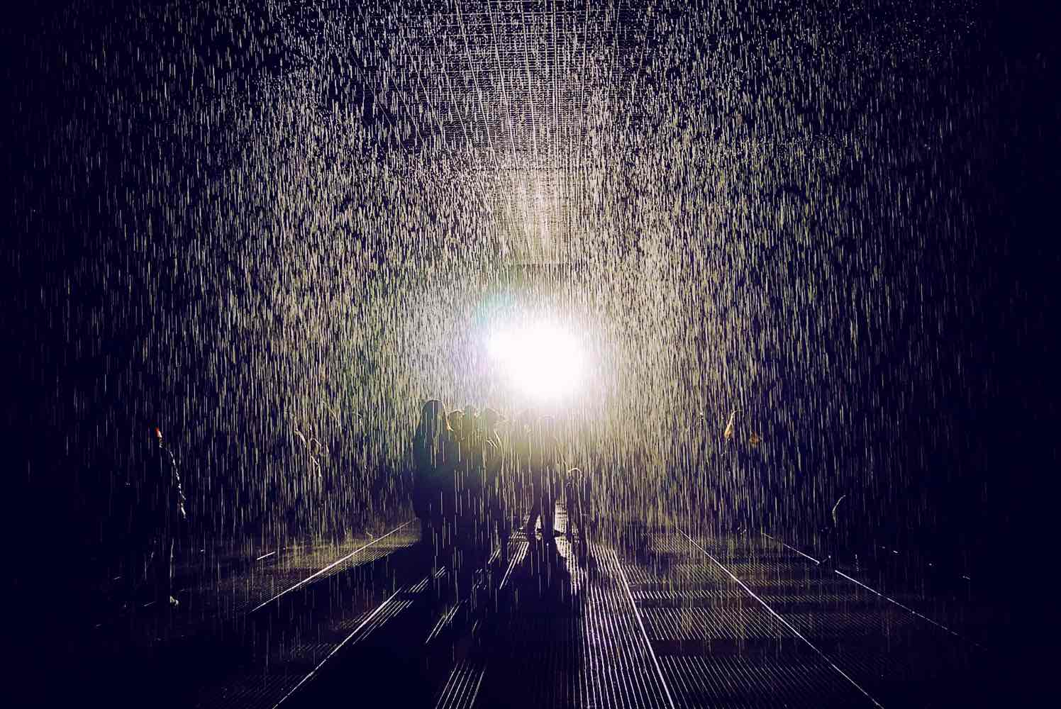 大型艺术装置作品《雨屋》 引爆伦敦的超现实「雨屋」